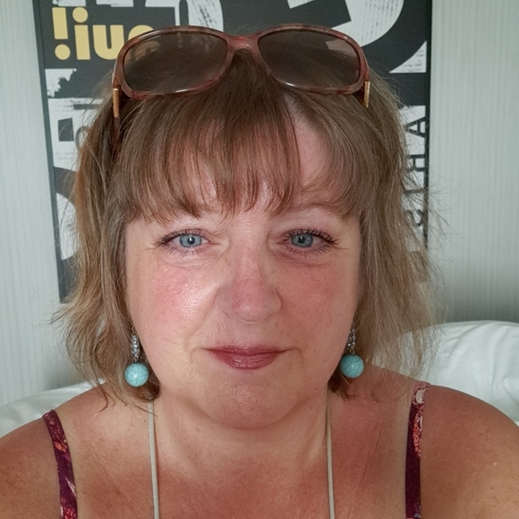 Meet your Posher, Lisa - Picture 1 of 3